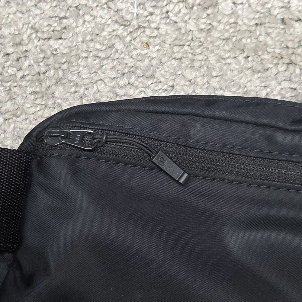 Lululemon Everywhere Belt Bag Unisex Black Adjustable Strap Fanny Pack Stretch